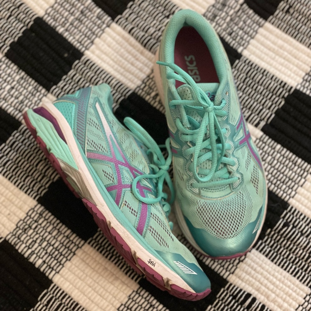ASICS GT-1000 tennis shoes